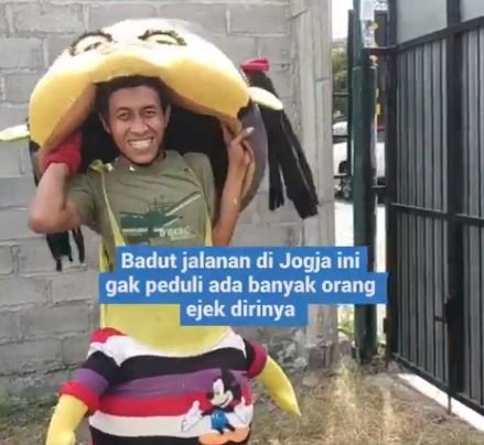 badut jalanan ini masih jadi donatur panti amp orang susah