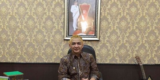 Disebut Pejabat Gaul, 6 Penampilan Pasha Ungu saat Bekerja dengan Rambut Pirang