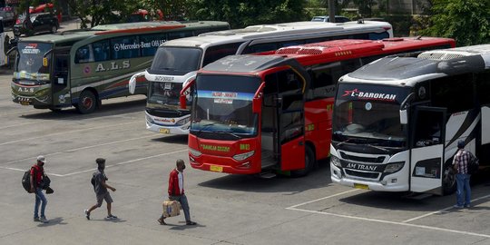 Ribuan Pemudik Naik di Terminal Kampung Rambutan