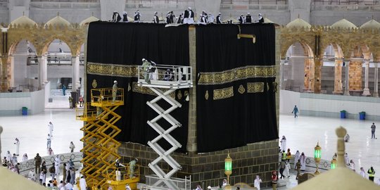 Melihat Proses Pergantian Kiswah Kabah