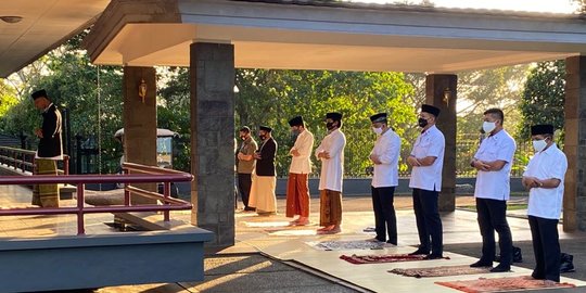 Presiden Jokowi dan Ibu Negara Salat Iduladha di Halaman Wisma Bayurini Istana Bogor