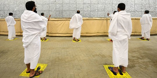 Jemaah Haji Terapkan Jaga Jarak Aman Saat Melempar Jumrah
