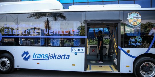 Dishub Sediakan Bus Sapu Jagat Urai Kepadatan Halte Transjakarta Dampak Ganjil Genap