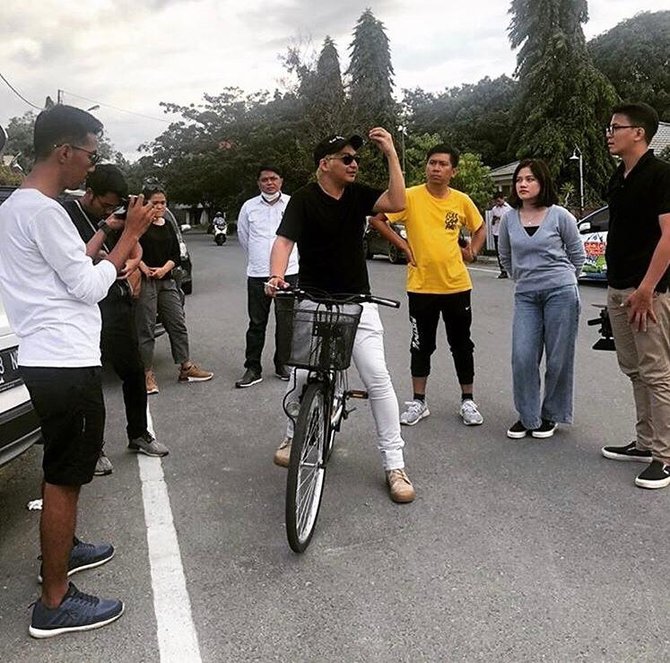 disebut pejabat gaul 6 penampilan pasha ungu saat bekerja dengan rambut pirang