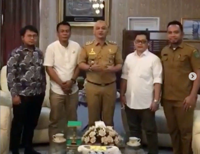 rambut pirang pasha ungu