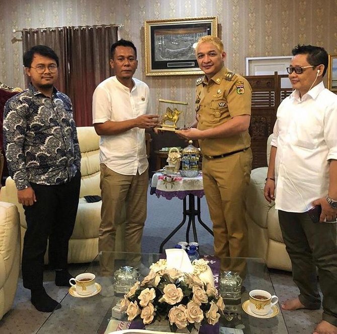 disebut pejabat gaul 6 penampilan pasha ungu saat bekerja dengan rambut pirang