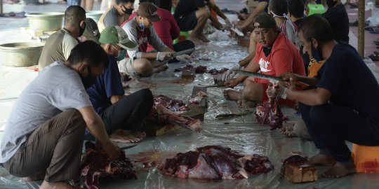 Kebersamaan Warga Potong Daging Kurban