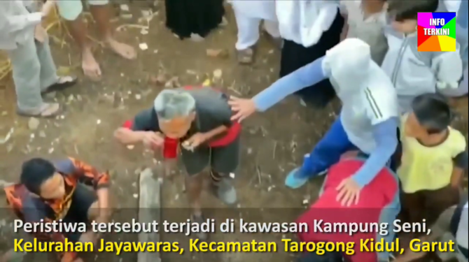 tangkapan layar viral pria tua di garut meminum darah sapi di lokasi penyembelihan hewan kurban