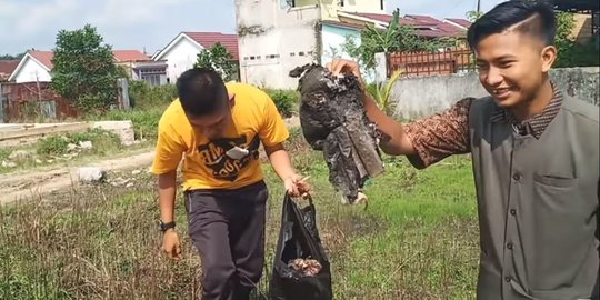 Muncul Lagi Youtuber Bagikan Sampah, Kali Ini Targetnya Emak-emak Ada di Rumah