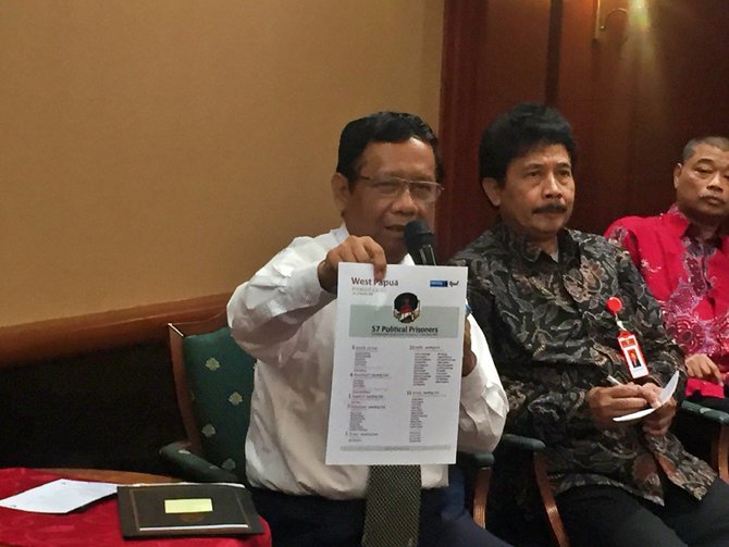 mahfud md tunjukkan dokumen 57 nama tahanan politik papua
