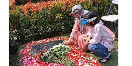 5 Momen Haru Bunga Citra Lestari Ziarah ke Makam Ashraf Sinclair saat Iduladha