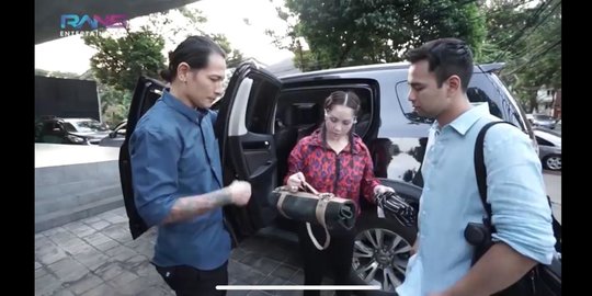 Raffi Ahmad 'Obrak-Abrik' Mobil Mewah Chef Juna, Nemu Payung Hingga Tas Pisau