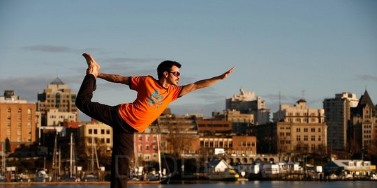 4 manfaat kesehatan yang bisa diperoleh pria dari melakukan yoga