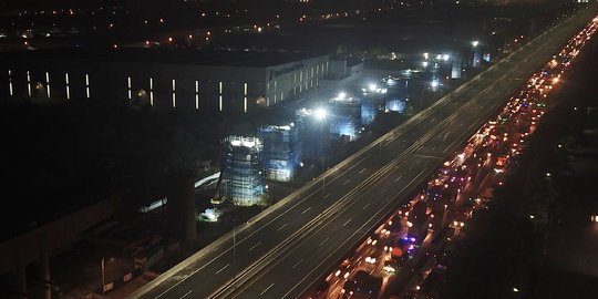 Kemacetan di Tol Cikampek Dipicu Antrean Kendaraan Masuk Rest Area