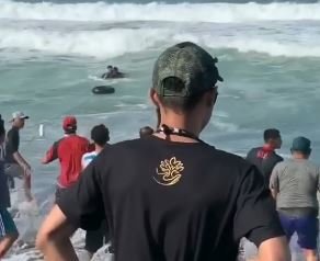 penyelamatan wisatawan terseret ombak