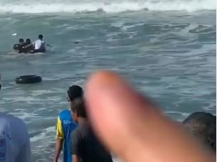 penyelamatan wisatawan terseret ombak