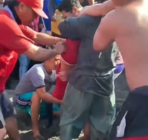 penyelamatan wisatawan terseret ombak