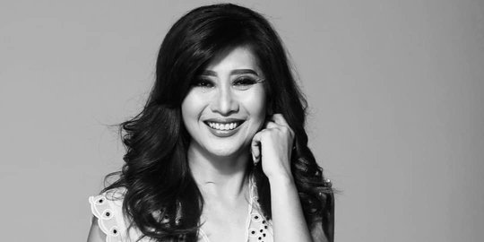 6 Potret Menawan Ike Muti, Tetap Cantik dan Modis di Usia yang Tak Lagi Muda