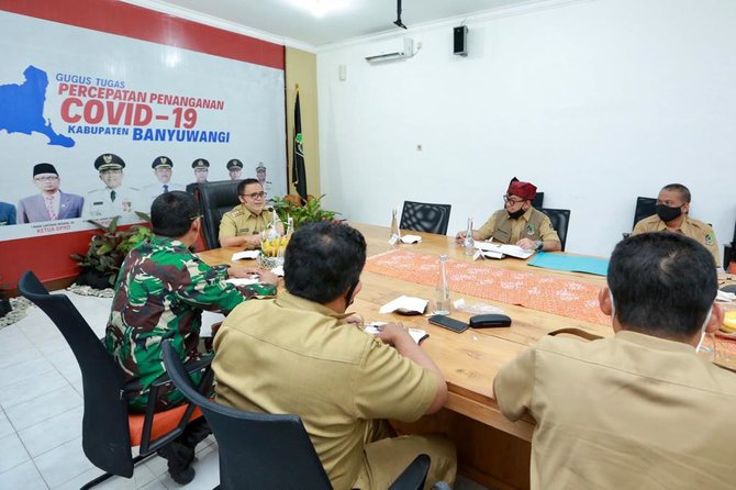 bupati banyuwangi abdullah azwar anas saat memimpin rapat di posko penanganan covid 19 kabupaten banyuwangi