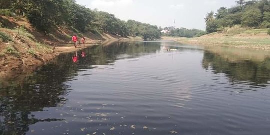 Diduga Tercemar, Air Sungai Citrarum Mengeluarkan Bau Menyengat & Banyak Ikan Mati