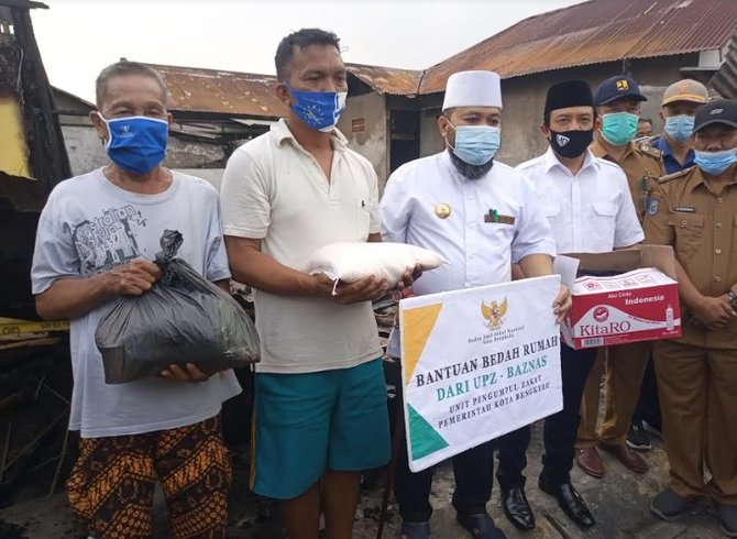 wali kota helmi hasan dan wakilnya dedy wahyudi memberikan bantuan bedah rumah pada umar harsan