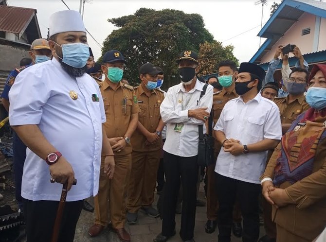 wali kota helmi hasan dan wakilnya dedy wahyudi memberikan bantuan bedah rumah pada umar harsan