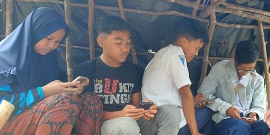 Perjuangan Berat Pelajar di Agam Sumbar Demi Sekolah Online