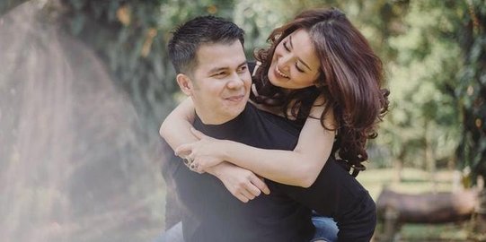 Romantis, Ini 5 Potret Prewedding Rosiana Dewi dan Handika Pratama
