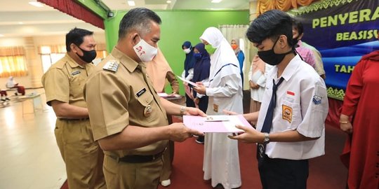 Wali Kota Tarakan Serahkan Beasiswa Prestasi Kepada 4.164 Pelajar