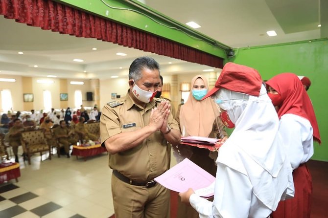 wali kota tarakan serahkan beasiswa prestasi kepada 4164 pelajar