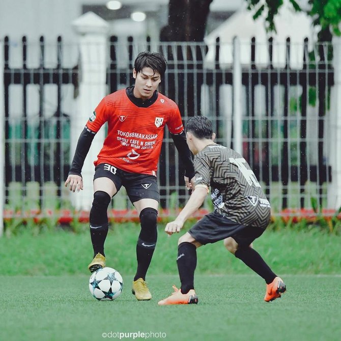 aktor bermain sepak bola