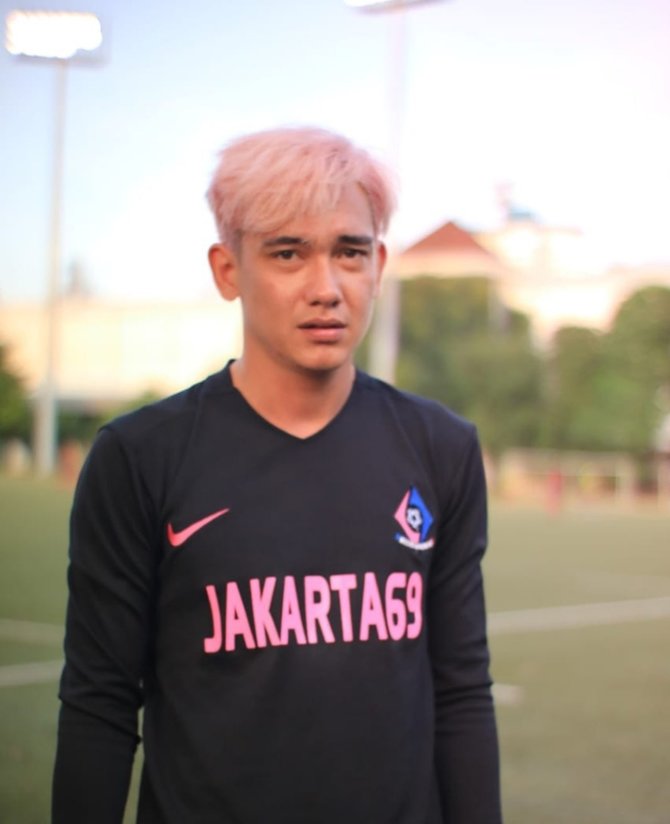 aktor bermain sepak bola