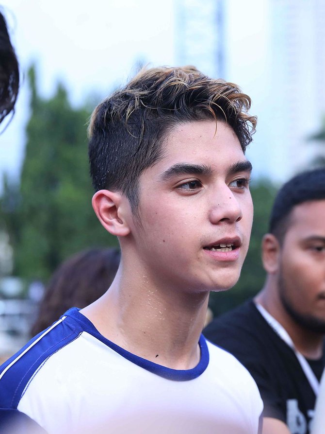 aktor bermain sepak bola