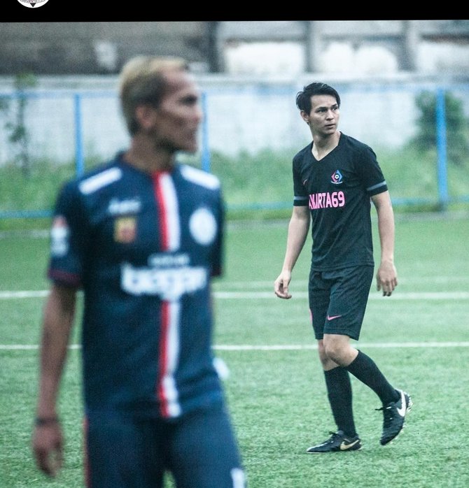 aktor bermain sepak bola