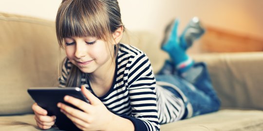 CEK FAKTA: Tidak Benar Radiasi Sinar Handphone Menyebabkan Pengecilan Otak pada Anak