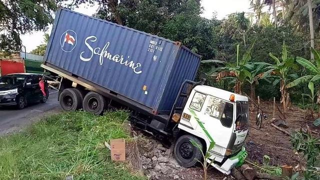 viral video truk kontainer mundur hantam tiga mobil begini kronologinya