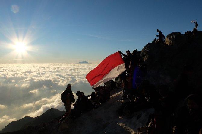 upacara bendera 17 agustus di gunung merapi