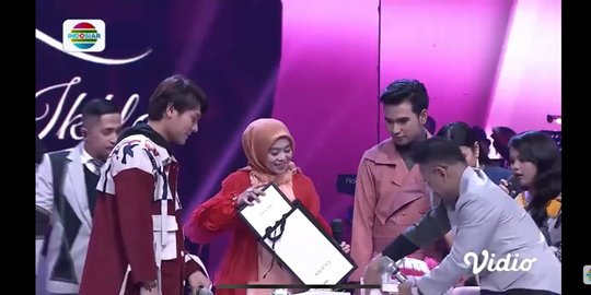 Romantis Ada Bunga Mawarnya, Ini Kado dari Rizky Billar Untuk Lesty