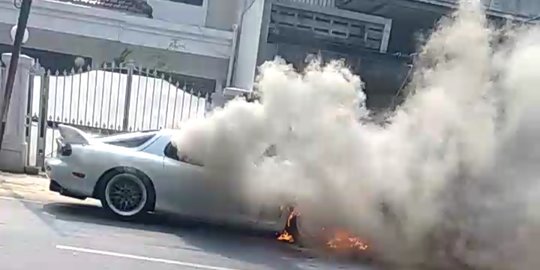 Lagi Test Drive, Mobil Mazda RX7 Terbakar di Kebayoran Baru