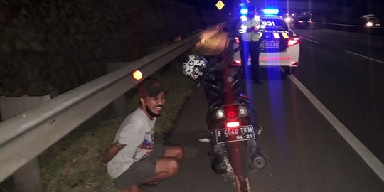 Mabuk Miras, Pengendara Motor Masuk Tol JORR Bekasi