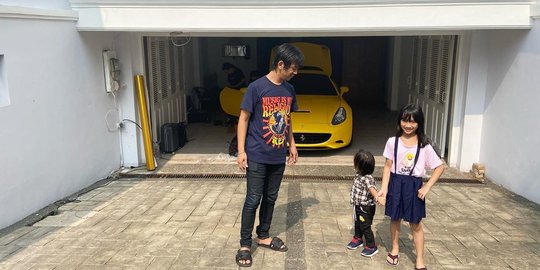 Posting Foto Bareng Anak di Depan Rumah, Mobil Ferrari Rian D'Masiv Bikin Salfok