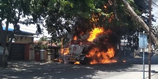 Truk Tangki Pengangkut Pertalite dan Pikap Terbakar di Medan, 1 Orang Terluka