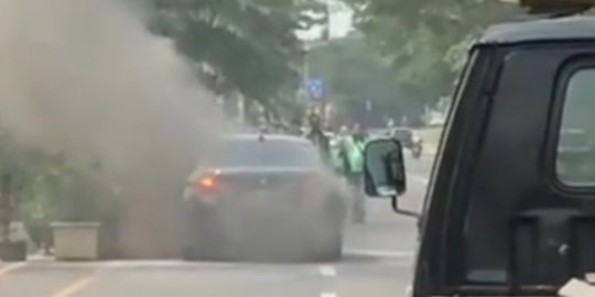 Sedang Test Drive, Mobil BMW Terbakar di Jalan Summarecon Bekasi