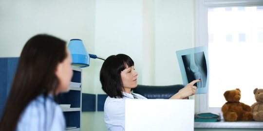 melahirkan dengan dokter rev1