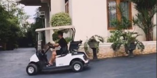 Intip Rumah Mewah Pria Ngos-ngosan Jalan ke Pagar, Keliling Halaman Pakai Golf Cart