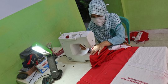 Warga Depok Buat Umbul-Umbul HUT RI dari Tas Sembako Bantuan Presiden