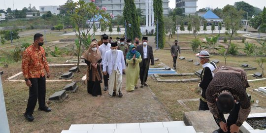 Didampingi Putrinya, Ma'ruf & Istri Ziarah ke Makam Pangeran Aria Wangsakara