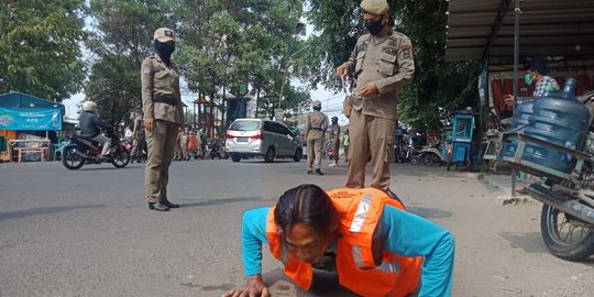 Warga Karawang Langgar Protokol Kesehatan Disanksi Push Up, Pelajar Baca Pancasila