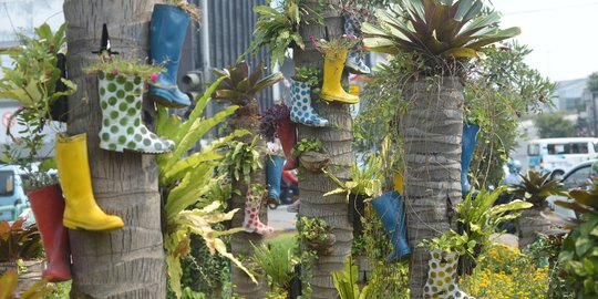 Unik, Taman di Kota Tua Dipasangi Pot dari Sepatu Boot