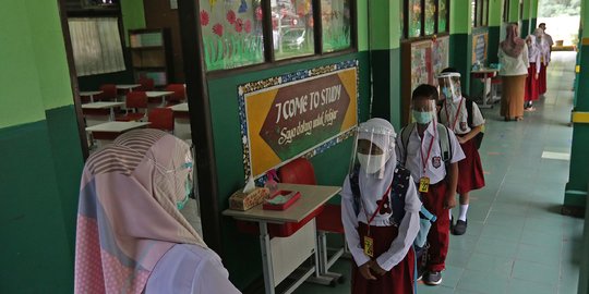 Pemerintah Putuskan Wilayah Zona Kuning Covid-19 Bisa Sekolah Tatap Muka | merdeka.com